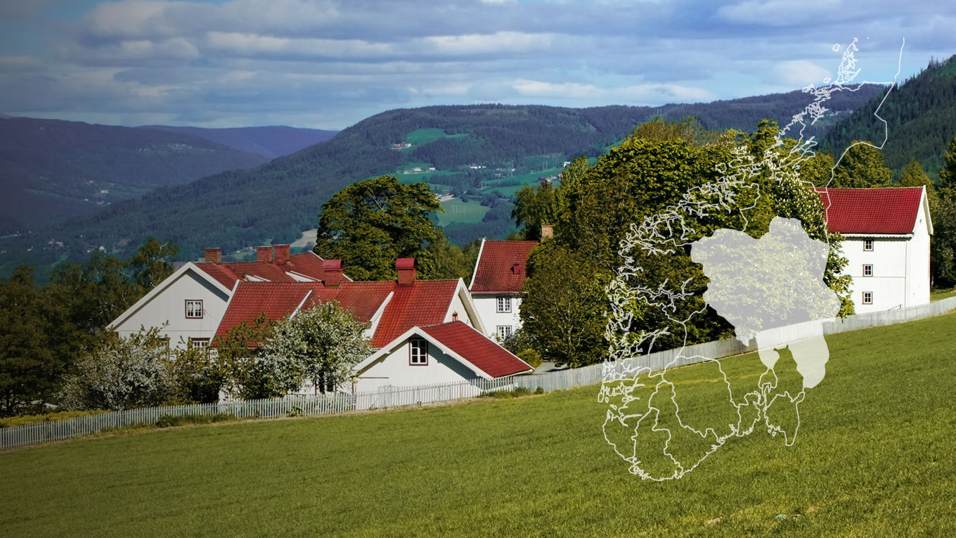 Foto av hvite bolighus en et skrånende landskap utenfor Lillehammer. Grafikk av kart med Innlandet distrikt markert i hvitt.
