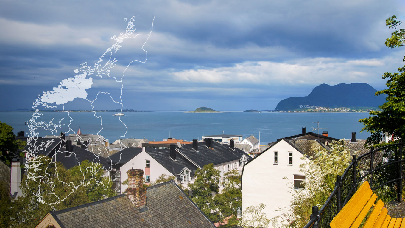 Foto av bolighus med fjord og gjell i bakgrunnen. Grafikk av kart med Møre og Romsdal distrikt markert i hvitt.