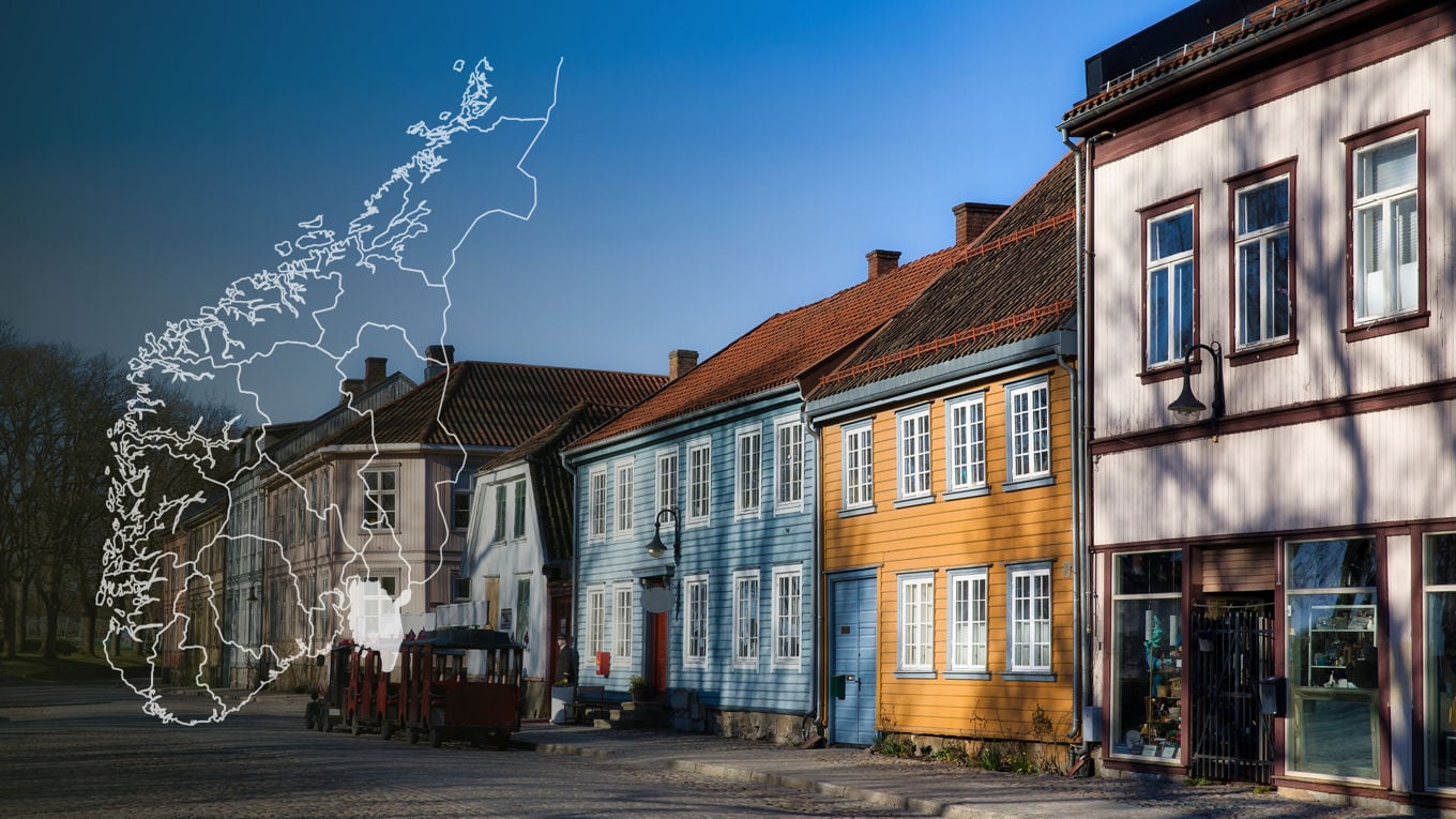 Foto av historiske hus i Gamlebyen i Fredrikstad. Grafikk av kart med Østfold distrikt markert i hvitt.
