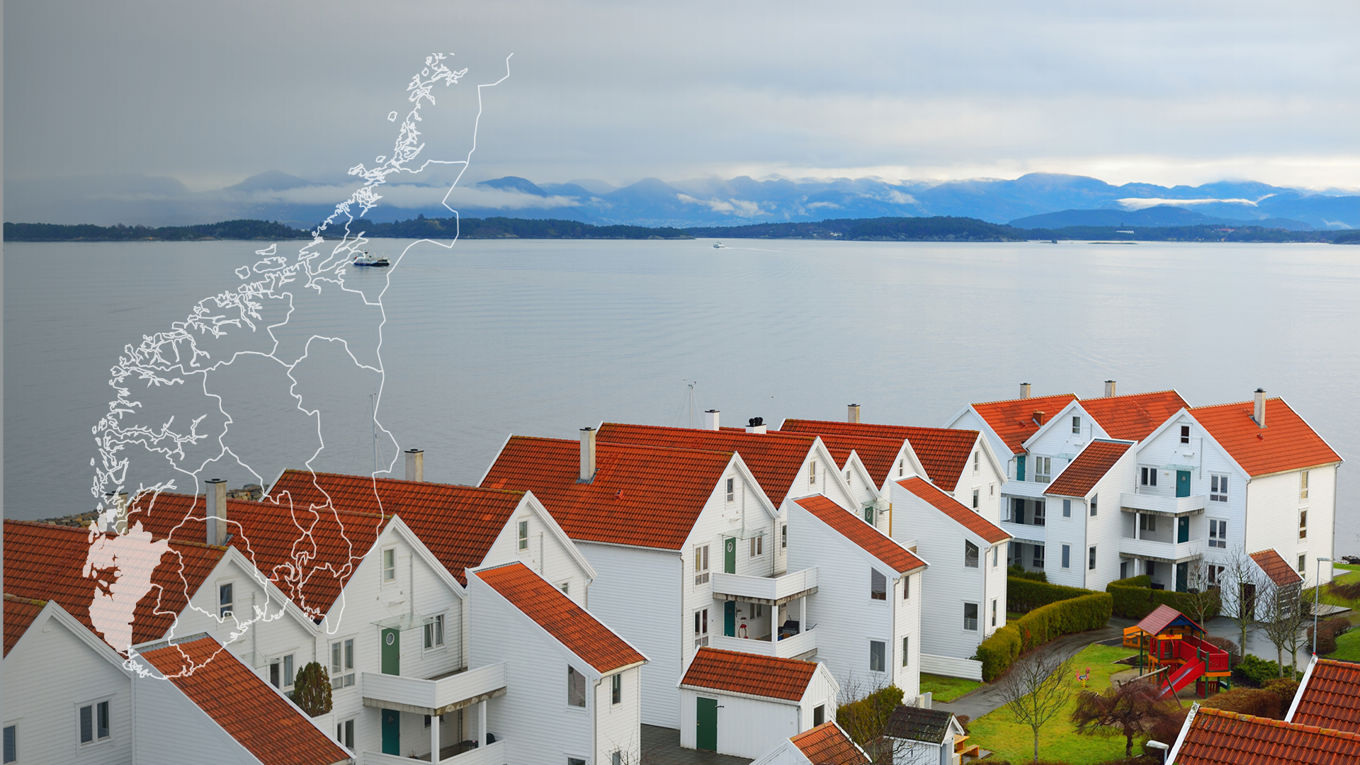Foto av boligfelt med hvite hus med teglsteinstak ved sjøen utenfor Stavanger. Grafikk av kart med Rogaland distrikt markert i hvitt.