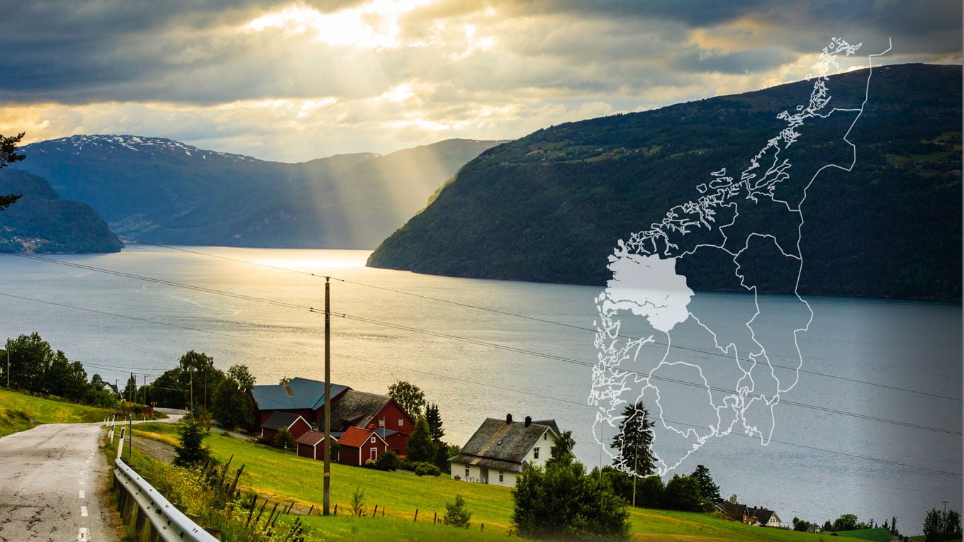 Foto av hus ved fjorden ved Utvik/Nordfjord. Grafikk av kart med Sogn og Fjordane distrikt markert i hvitt.