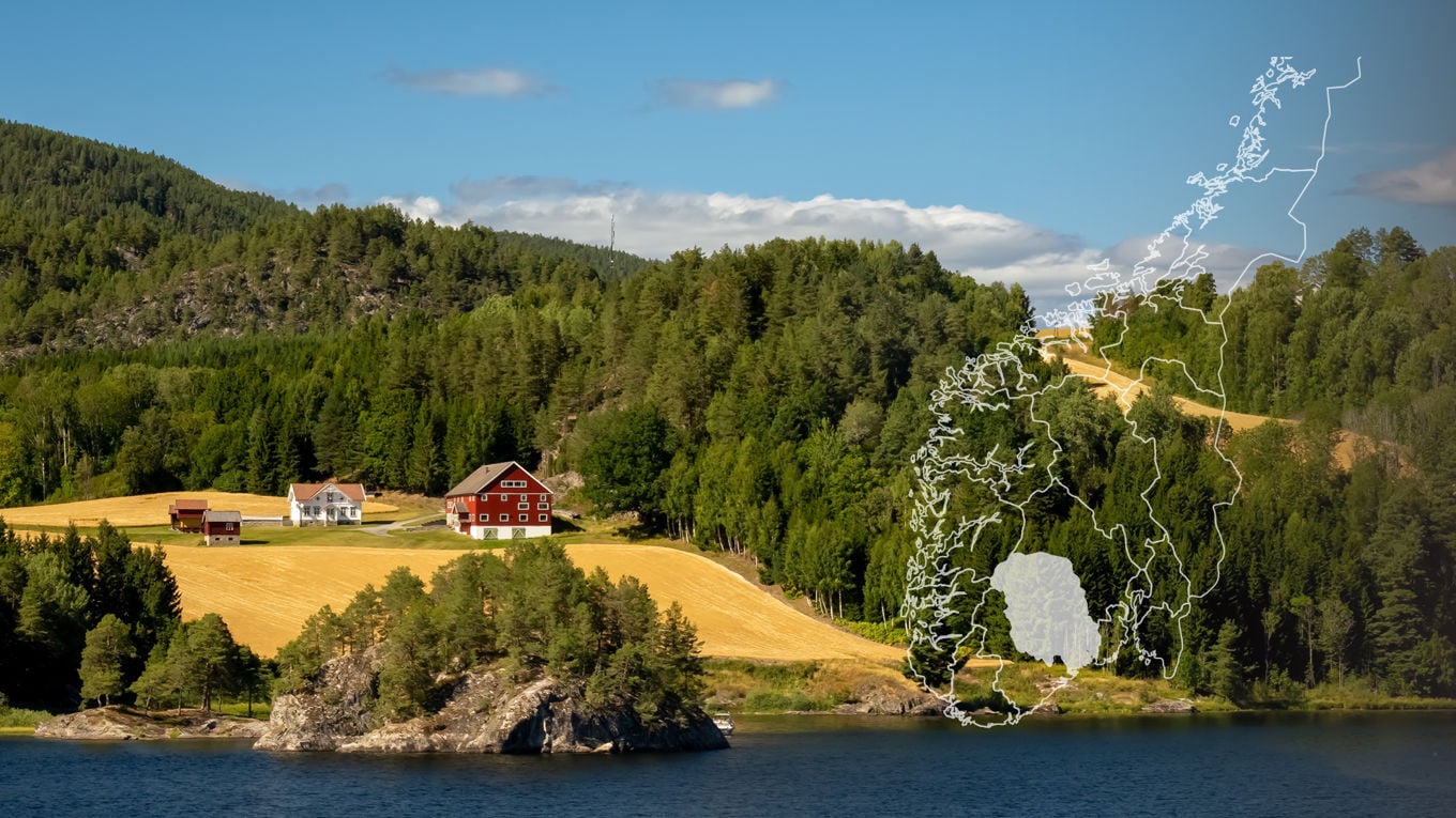 Foto av en bondegård i åsen ovenfor Telemarkskanalen. Grafikk av kart med Telemark distrikt markert i hvitt.