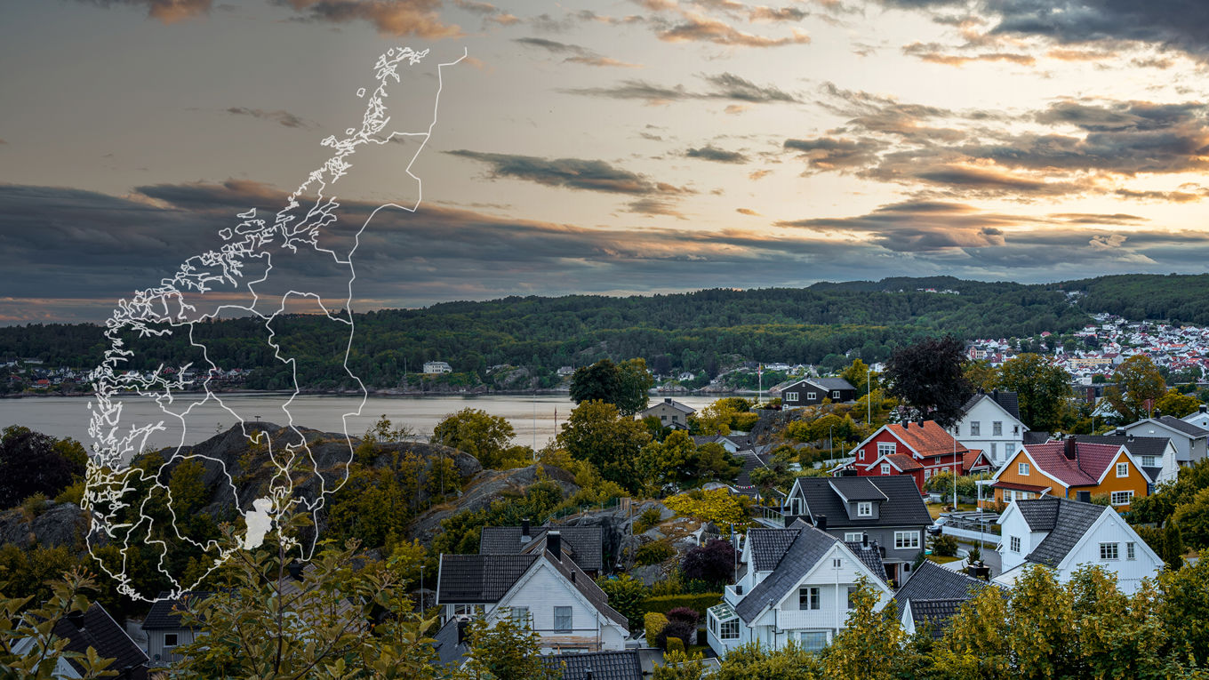 Foto av utsikt over boligfelt og fjorden ved Larvik. Grafikk av kart med Vestfold distrikt markert i hvitt.