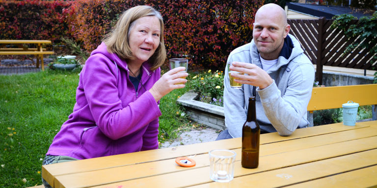 Sosialt: Å brygge i borettslaget er en sosial hobby, forteller Mette Thorstensen og Åsmund Gøytil. 