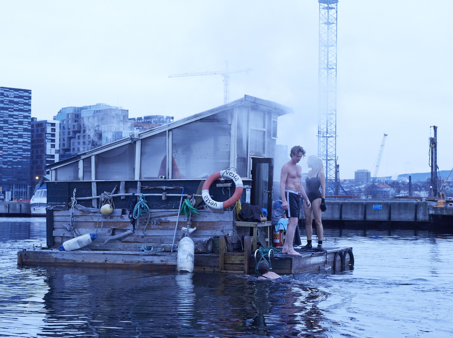 Badstuflåten fyrer med ved. Foto: Einar Aslaksen