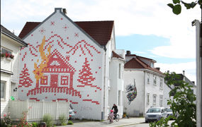 Veggkunst av Ernest Zacahrevic på en bolig i Stavanger. Kunstverket på huset i bakgrunnen er laget av Martin Whatson. Foto: Ian Cox