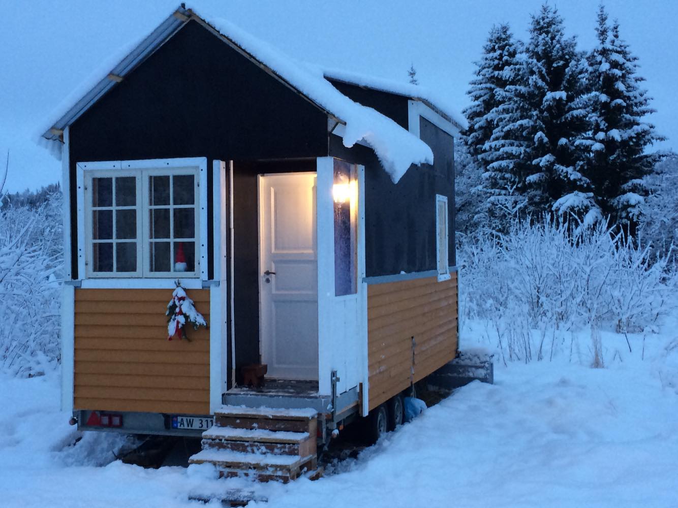 Det lille huset tåler både kulde og kuling der det ligger fint til mot juletrefarmen. Foto: Privat