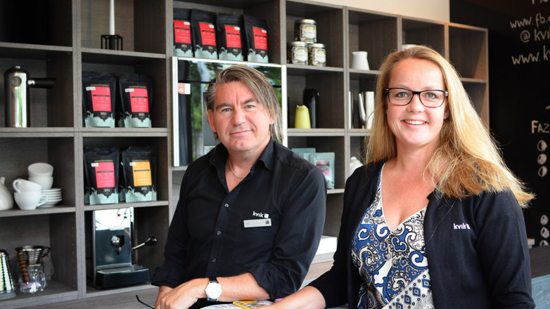 LURE LØSNINGER: Truls Nilsen og Kathrine Rohde-Hanssen på Kvik Skøyen har lang erfaring med å planlegge kjøkken, og kjenner til mange lure løsninger. Foto: Rikke Åserud.