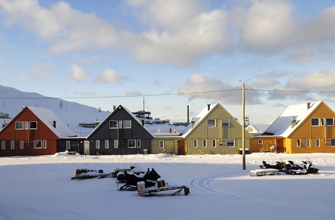 Heller ikke "male hus grå"-trenden følger man på Svalbard.