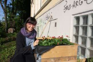Kaja Marie Lereng Kvernbakken viser hvor godt plantene trives i solveggen