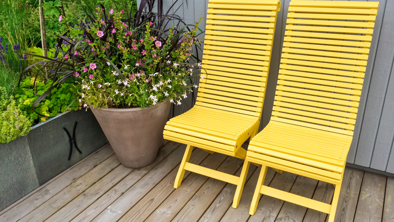 SPREKE FARGER: Hagemøblene trenger ikke alltid være hvite eller brune. Hva med en herlig sommerlig gulfarge? Foto: GoodMood Photo / ScanStock Photo