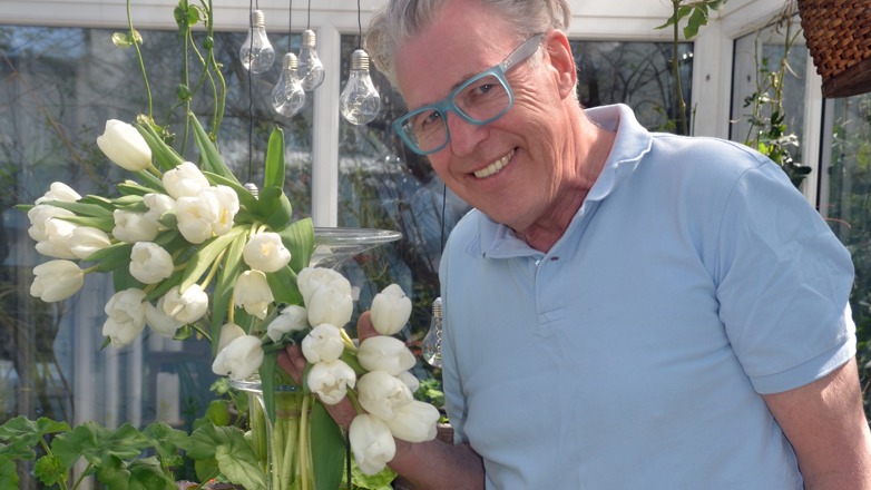VÅR: Det blomstrer allerede i krukkene i Finn Schjølls hage. Foto: Tonje Bergh / Plantmania