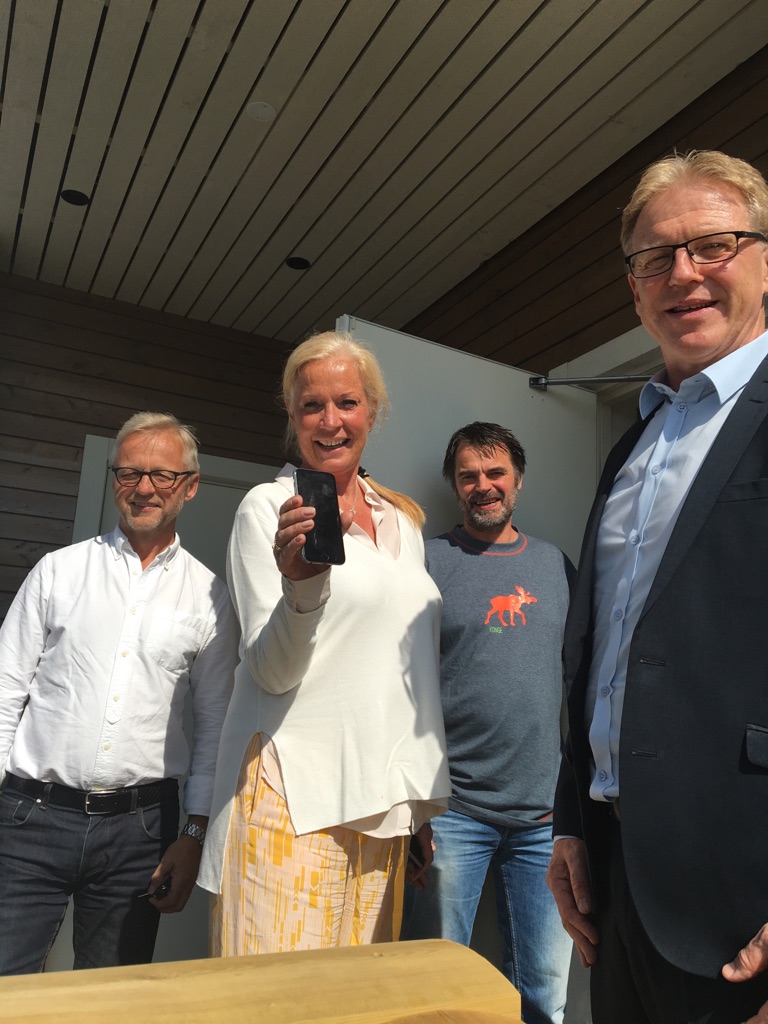 Administrerende direktør Endre Espeseth og salgdirektør Anne Dahl Øiseth viser hva som kan gjøres via en smart-telefon. I bakgrunnen venter Tor Sætrand og Knut Fredrik Thorne på å besøke velferdsteknologihuset.