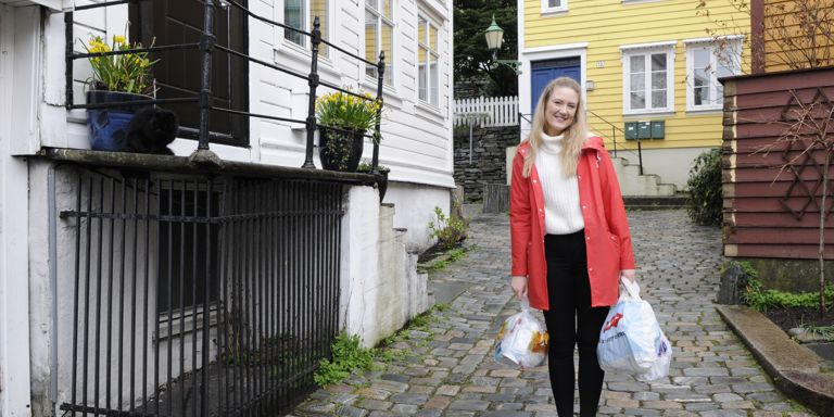 RENT OG PENT: Høgskolestudent Kjersti Brænden Berge er godt fornøyd              med at søppelkassene er borte, selv om det kan være utfordrende å sortere alt søppelet.