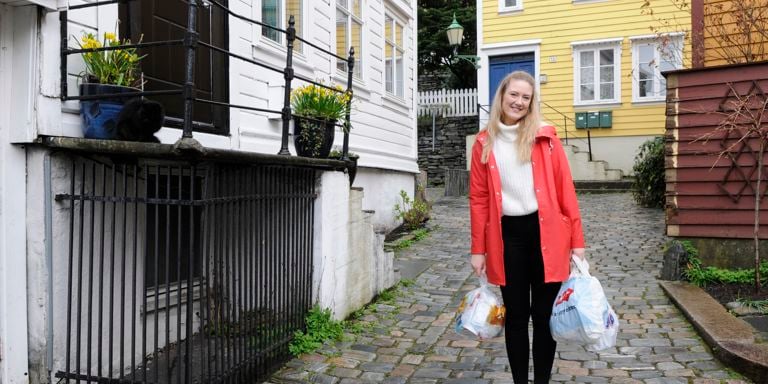 RENT OG PENT: Høgskolestudent Kjersti Brænden Berge er godt fornøyd              med at søppelkassene er borte, selv om det kan være utfordrende å sortere alt søppelet.