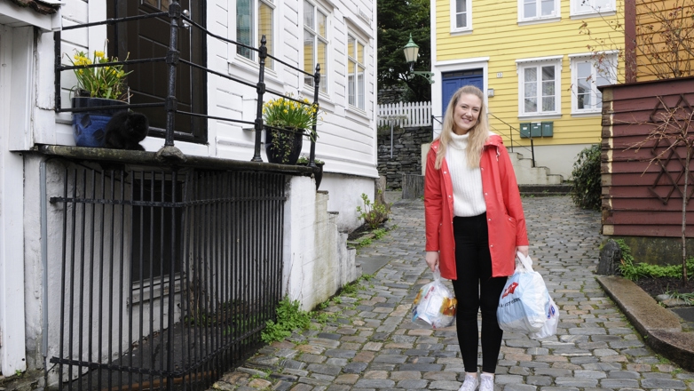 RENT OG PENT: Høgskolestudent Kjersti Brænden Berge er godt fornøyd              med at søppelkassene er borte, selv om det kan være utfordrende å sortere alt søppelet. 
