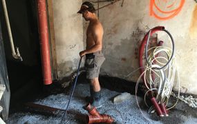 Jostein Nesland fra Mur, skifer og betong i Drangedal sprøyter på radonmembran i kjelleren hos familien Pettersen Moe i Porsgrunn. Foto: Privar