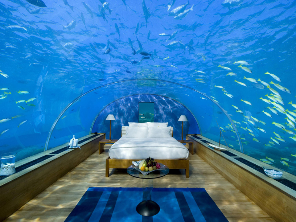 De færreste får oppleve denne type soverom, men reiser du til Maldivene, finner du dette på Conrad Maldives Hotel. Photo: Matador Network  