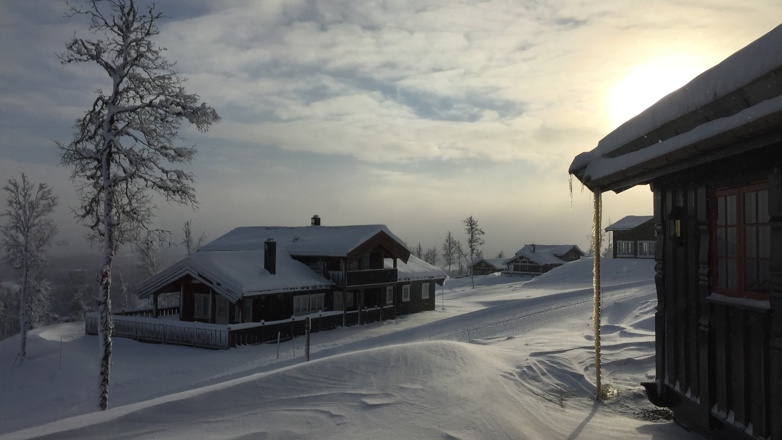 Når det er kaldt på hytta er det uten tvil fristende og sprengfyre for å få opp temperaturen fort. Men er det så lurt?