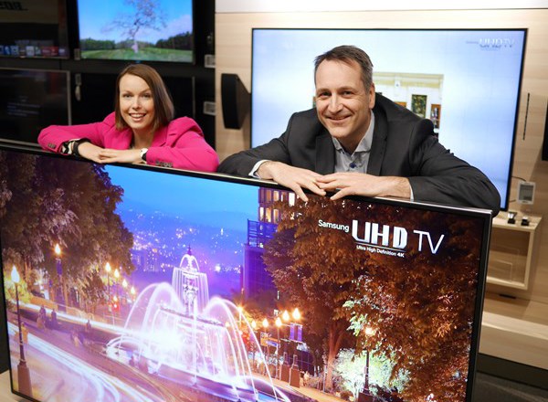 PRISRAS: Jan Røsholm i Elektronikkbransjen forklarer hvorfor en TV kan rase i pris med flere titals tusen kroner. FOTO: Elektronikkbransjen.no