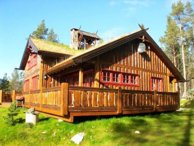 FERDIG: Etter mye dugnadsarbeid av familimedlemmene på fritiden, står hytta til familien Lundheim nå ferdig. Foto: Privat