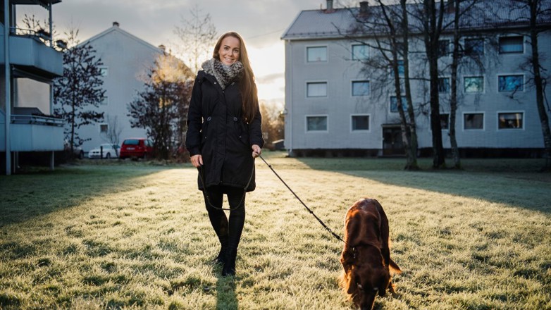 VELOPPDRATT: Tonje Larsen er glad hun aldri har fått noen klager på Kira, og lettet over at det er takhøyde for et bjeff i ny og ne der hun bor.
