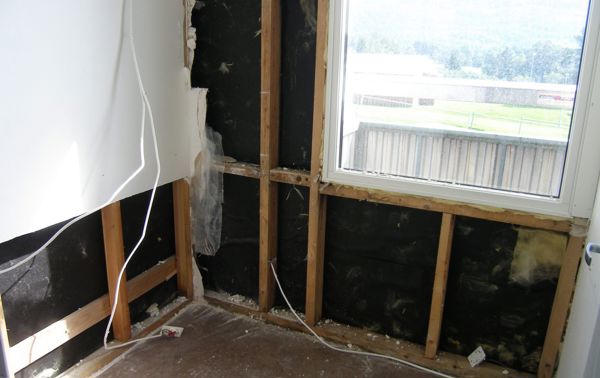 ASBEST: Unge vet for lite om asbest når de pusser opp gamle boliger. Foto: Mycoteam