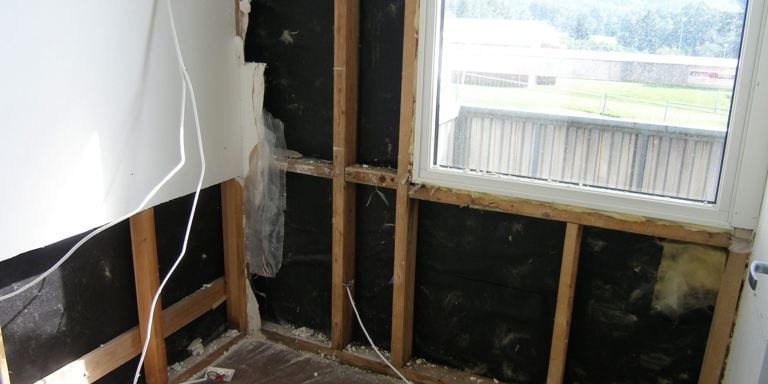 ASBEST: Unge vet for lite om asbest når de pusser opp gamle boliger. Foto: Mycoteam