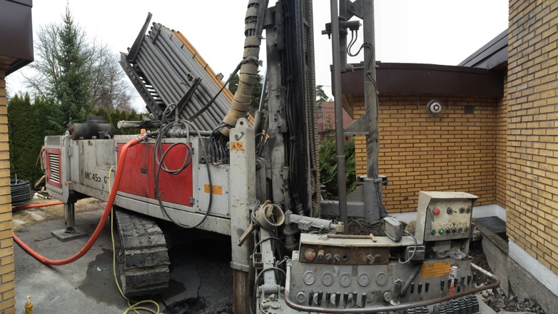 DYPT: Bergvarmepumpe henter varme fra dypt nede i grunnen. Men borejobben tar ikke mer enn noen dager.