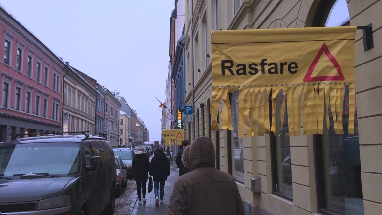 AVVISERE: I bybildet blir fotgjengerne fort "blinde" for varselskilt om takras. Derfor må rasfaren følges opp så raskt som mulig fra huseiers side.