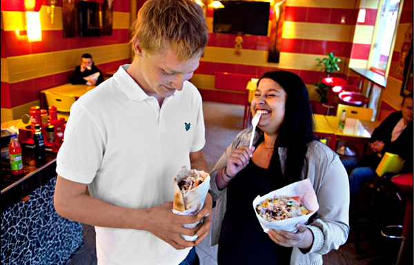 KEBAB: Å spise kebab i stedet for å steke pizza hjemme kan være det som redder livet ditt etter en bytur. Foto: Barbro Fauske Steinde.