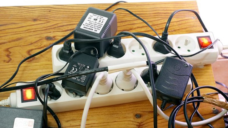 LEDNINGKAOS: Pass på å ha orden i kabler og ledninger, for å unngå brannfare. Foto: Science Photo Library / NTB Scanpix 