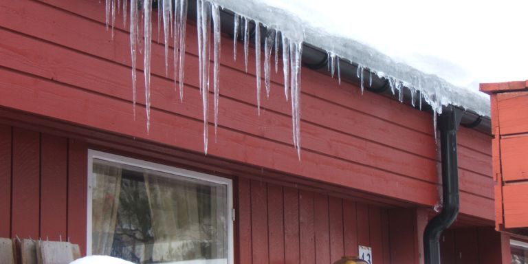 SNØ: Har det lagt seg mye snø på taket? Er den våt og tung bør du måke den av.