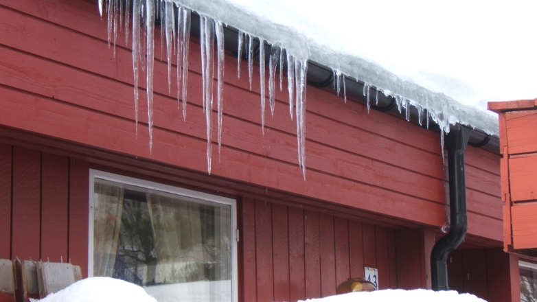 SNØ: Har det lagt seg mye snø på taket? Er den våt og tung bør du måke den av. 