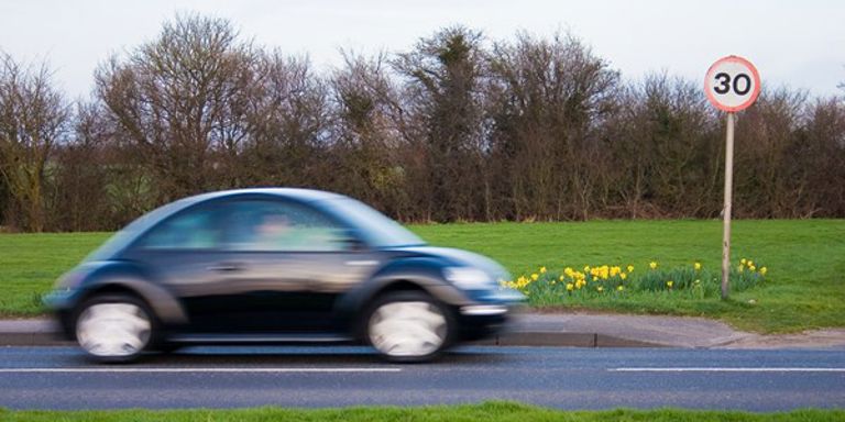 FARTSHUMP: Alt over 30 km/t anses fare for livet dersom bil kolliderer med myk trafikant. Fartshumper demper farten på utsatte veier.