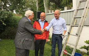 SAMARBEID: Huseiernes Landsforbund er en av organisasjonene som sponser kampanjen Sjekkhuset.no. Her hilser adm. dir. Peter Batta på Klima- og miljøminister Vidar Helgesen og kommunal- og moderniseringsminister Jan Tore Sanner. Foto: Nina Granlund Sæther.