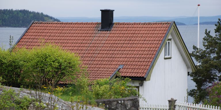 SJEKK: De fleste med skråtak kan sjekke taket fra bakkenivå, eventuelt med kikkert. 