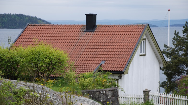 SJEKK: De fleste med skråtak kan sjekke taket fra bakkenivå, eventuelt med kikkert.  
