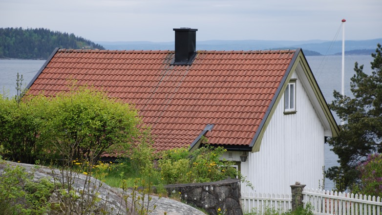 SJEKK: De fleste med skråtak kan sjekke taket fra bakkenivå, eventuelt med kikkert.