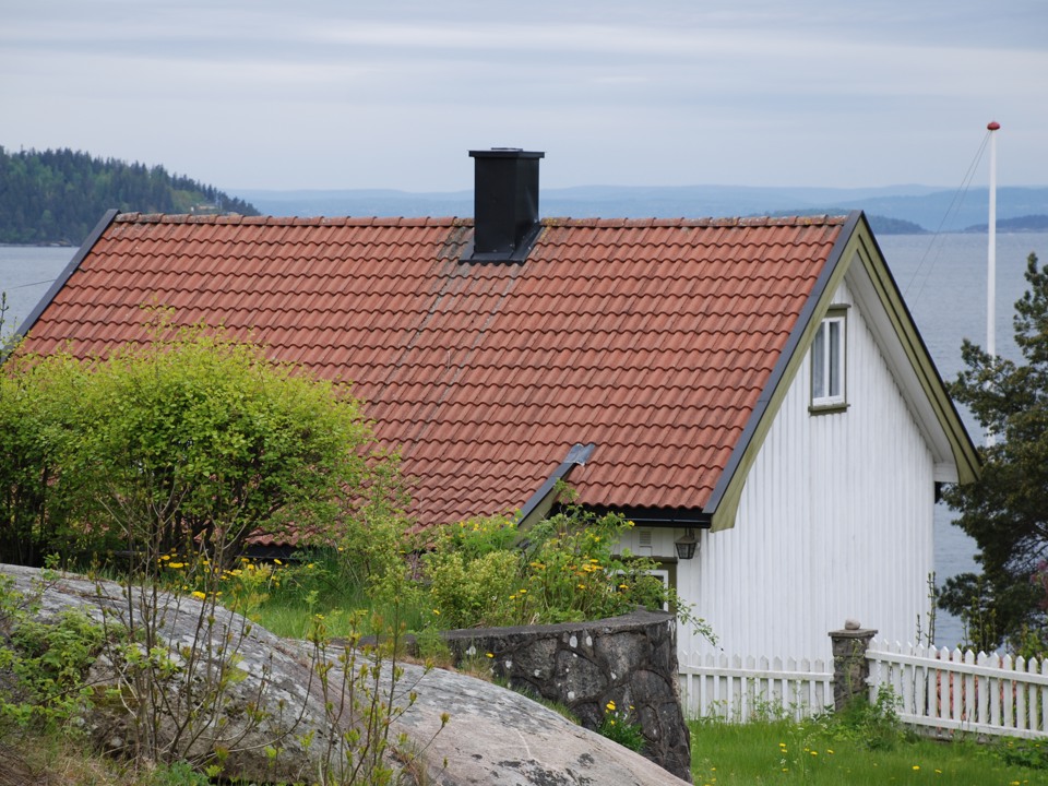SJEKK: De fleste med skråtak kan sjekke taket fra bakkenivå, eventuelt med kikkert. 