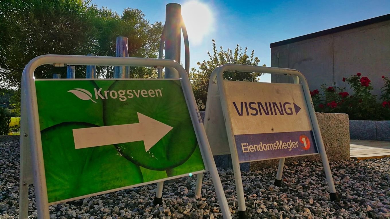 Visningsskilt på gata