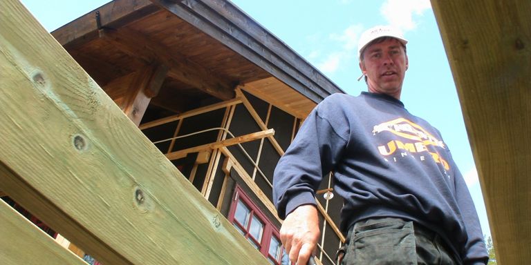 DYR HYTTE: Geir Lundheim valgte å bygge hyttta selv på fritiden, noe som har kostet ham dyrt i etterkant. FOTO: Privat